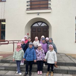Zdjęcie grupowe przed kinem