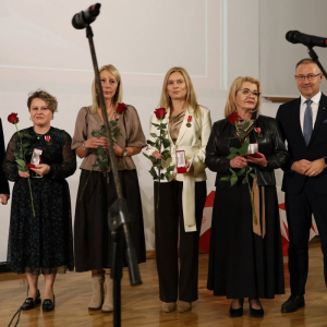 Nauczyciele pozują do zdjęcia