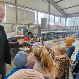 Dzieci oglądaja jak produkuje się okna