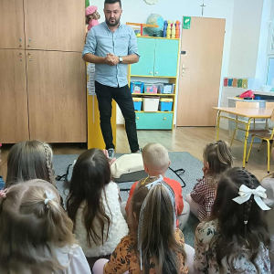 Mężczyzna opowiada dzieciom