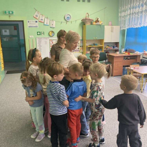 Dzieci bawią się z Panią