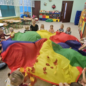 Dzieci bawią się chustą animacyjną