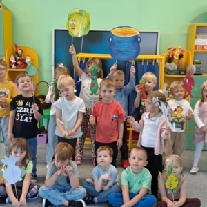 Zdjęcie grupowe dzieci z pacynkami