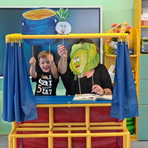 Pani z chłopcem przedstawia teatrzyk
