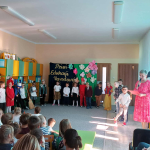 Pani Dyrektor wita przybyłych gości.