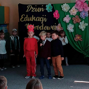 Dzieci w przebraniach występuja na scenie