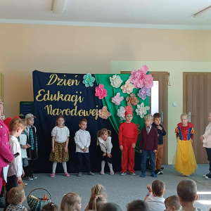 Dzieci z grupy Pszczółki stoja na scenie jako aktorzy