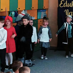 Dzieci tańcza i śpiewaja piosenkę