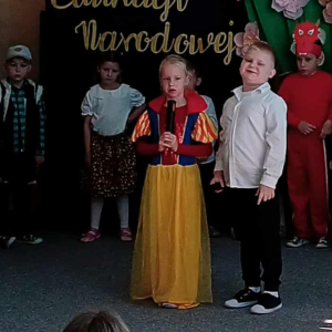 Dzieci w przebraniach wystepuja na scenie