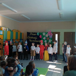 Dzieci na scenie spiewaja piosenkę