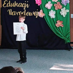 Chłopiec zapowiada występ