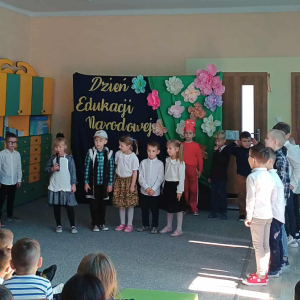 Grupa Pszczółki stoja na scenie