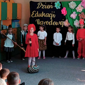 Dziewczynka- Czerwony Kapturek śpiewa piosenkę