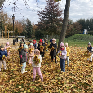 Dzieci bawią się listkami