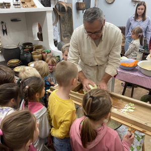 Dzieci patrzą jak sie szatkuje kapustę