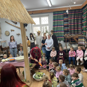 Dzieci w muzeum obserwują jak sie kisi kapustę