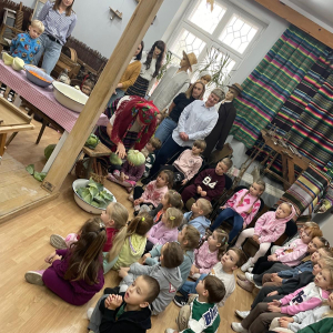 Dzieci w muzeum obserwują jak sie kisi kapustę