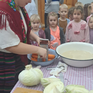 Pani ściera marchewkę na tarce