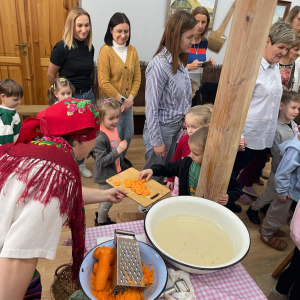 Pani częstuje dzieci marchewką