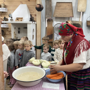 Pani ściera marchewkę na tarce