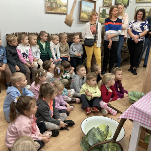 Dzieci w muzeum obserwują jak sie kisi kapustę