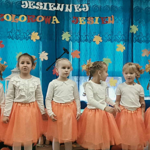 Dziewczynki tańczą i śpiewają piosenkę.