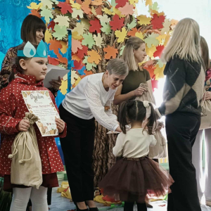 Pani Dyrektor wraz Paniami prowadzącymi wręcza nagrody i dyplomy.