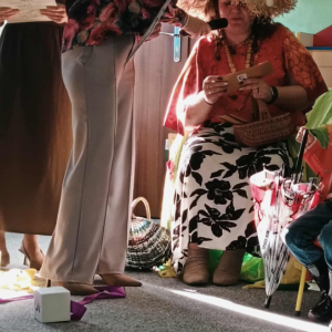 Panie Prowadzące Przegląd Piosenki wraz z Panią Jesienią, która otwiera kopertę z tytułem piosenki.