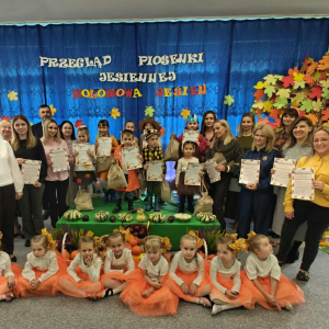 Zdjęcie grupowe wszystkich uczestników przeglądu, organizatorów i opiekunów.