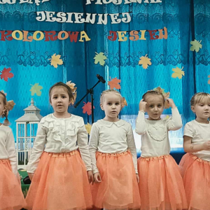 Dziewczynki tańczą i spiewają piosenkę