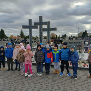 Grupa dzieci stoi przed Grobem Nieznanego Żołnierza