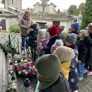 Dzieci stoją przed grobem Harcerzy