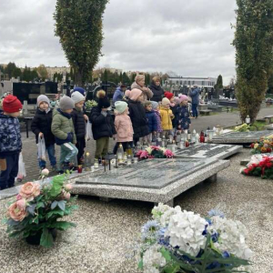 Dzieci stoją przed Grobem Nieznanego Żołnierza.