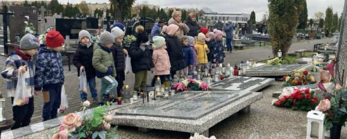 Wizyta na grobach - Muchomorki, Krasnoludki i Pszczółki