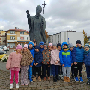 Dzieci stoją przed pomnikiem Papieża Jana Pawła II