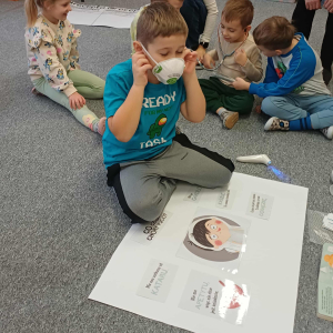 Chłopiec przymierza maseczkę