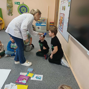 Pani Doktor daje do powąchania maść kamforową