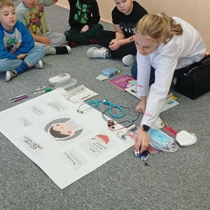 Pani Doktor omawia jak się czują bohaterowie książeczek jak są chorzy.