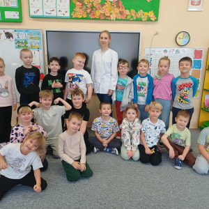 Wspólne zdjęcie dzieci z Panią Doktor - mamą Wojtusia.