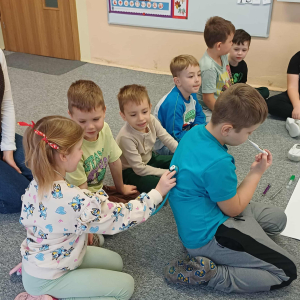 Dziewczynka bada chłopca.