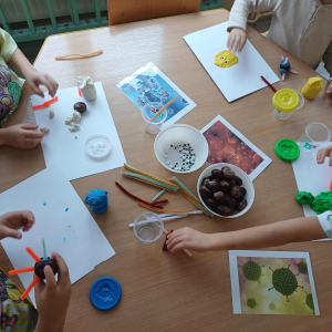 Dzieci wykonują wirusy i bakterie z ciastoliny.
