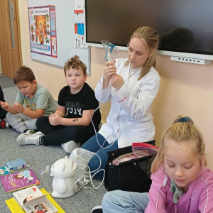 Pani Doktor pokazuje dzieciom jak działa inhalator.