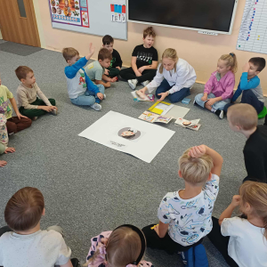 Pani Doktor czyta książeczkę i jej podstawie opowiada o swoim zawodzie.