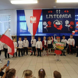 Dzieci stoją i śpiewają