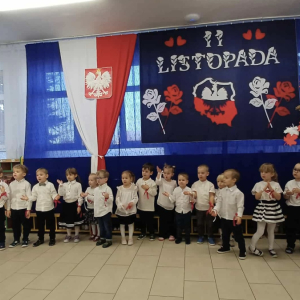 Dzieci stoją i śpiewają