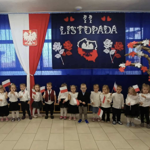 Dzieci stoją i śpiewają