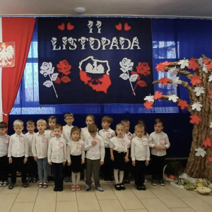 Dzieci stoją i mówią wiersz