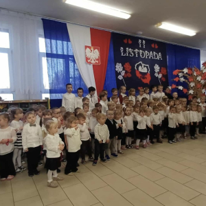 Dzieci stoją i śpiewają