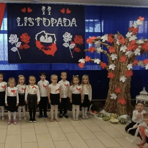 Dzieci stoją i mówią wiersz