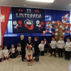 Dzieci stoją i śpiewają